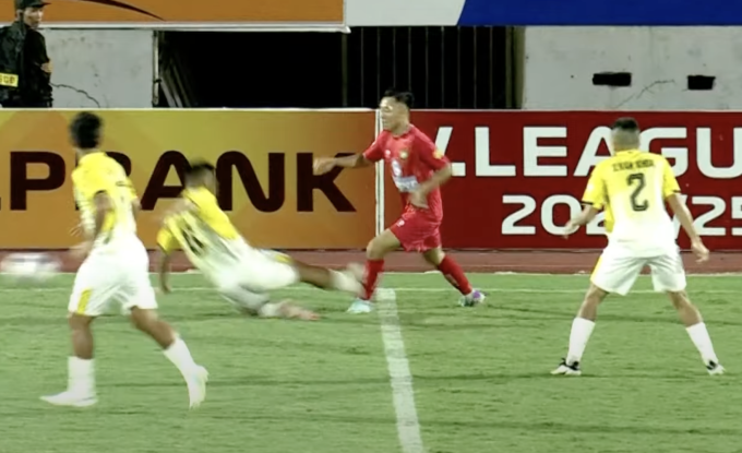 Tình huống Mạc Hồng Quân (áo vàng giữa) đạp vào ống đồng Nguyễn Thái Sơn, trong trận Bình Định thua Thanh Hoá 1-4, ở vòng bốn V-League 2024-2025.