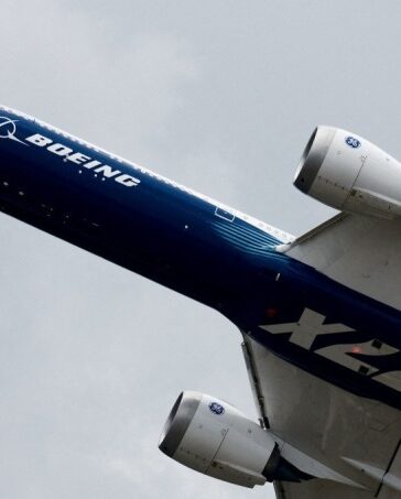 Một chiếc Boeing 777 trình diễn tại Triển lãm Hàng không Quốc tế Paris năm 2023. Ảnh: Reuters