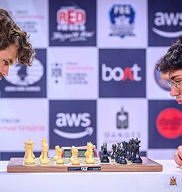 Carlsen (trái) gặp Firouzja tại vòng hai Global Chess League ở thành phố London, Anh tối 4/10/2024. Ảnh: GCL