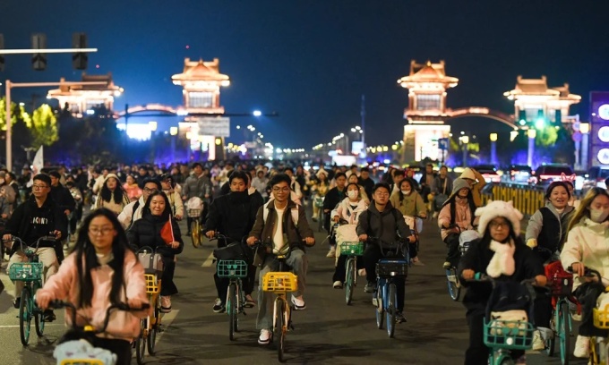 Sinh viên đạp xe từ Trịnh Châu tới Khai Phong, tỉnh Hà Nam, Trung Quốc, tối 9/11. Ảnh: VCG