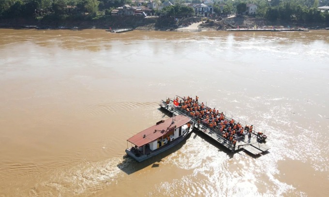 Phà được lắp từ đốt cầu phao, người đi trên phà phải mặc áo phao. Ảnh: Trường Quân
