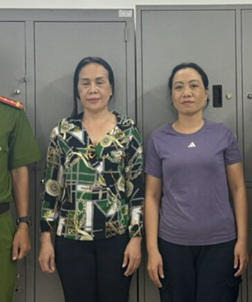 Nguyễn Thị Linh và  Lý Thị Ngọc Bích (áo tím) tại cơ quan điều tra. Ảnh: Công an cung cấp