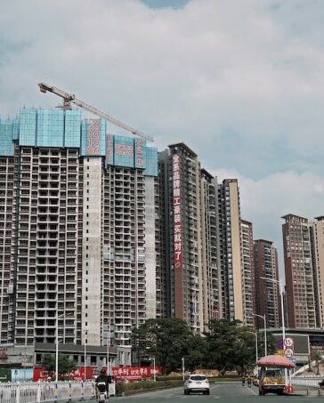 Các tòa nhà chung cư đang được xây dựng tại Quảng Đông (Trung Quốc). Ảnh: Reuters
