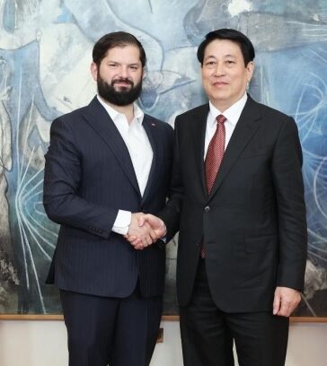 Chủ tịch nước Lương Cường và Tổng thống Chile Gabriel Boric Font trước hội đàm ngày 11/11. Ảnh: TTXVN