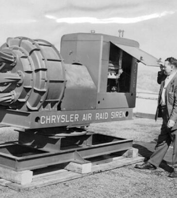 Quản lý Văn phòng Phòng vệ Dân sự, Los Angeles, California, kiểm tra còi báo động không kích Chrysler tháng 1/1954. Ảnh: Gsjansen