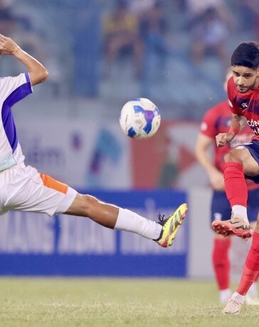 Leonardo Artur (phải) ghi cú đúp và kiến tạo một bàn trong trận Công an Hà Nội thắng Đà Nẵng 3-0, ở vòng sáu V-League 2024-2025. Ảnh: Hoàng Huynh