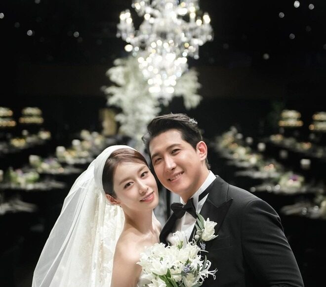 Jiyeon và Hwang Jae Gyun ngày cưới. Ảnh: News1