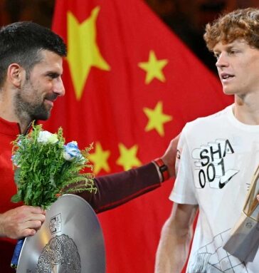 Djokovic chúc mừng Sinner ở chung kết Thượng Hải Masters, trên sân Trung tâm, ở tổ hợp quần vợt Qizhong Forest Sports City, Thượng Hải hôm 13/10. Ảnh: ATP.