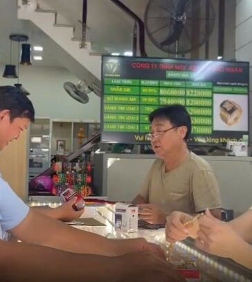 Cán bộ quản lý thị trường kiểm tra tại một cửa hàng kinh doanh vàng. Ảnh: DMS