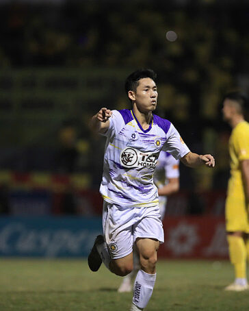 Nguyễn Hai Long ăn mừng khi giúp Hà Nội FC gỡ hòa 1-1 trên sân Thanh Hóa phút bù giờ ngày 3/11.