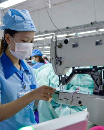 Công nhân đang làm việc tại nhà máy may của Garmex Sài Gòn hồi trước dịch. Ảnh: GMC