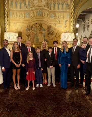 Bố con Elon Musk (thứ hai từ phải sang) chụp ảnh cùng gia đình ông Trump hôm 6/11. Ảnh: X/Tiffany Trump