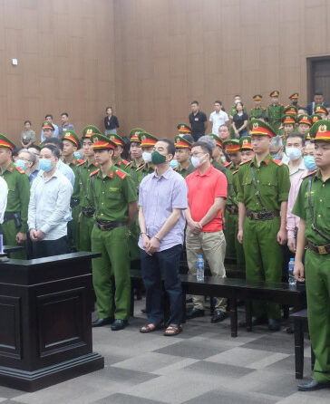 Các bị cáo trong phiên sơ thẩm giai đoạn 1 vụ án chuyến bay giải cứu. Ảnh: Ngọc Thành