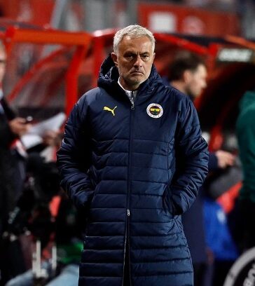 HLV Mourinho trong trận Fenerbahce hòa chủ nhà Twente 1-1 ở lượt hai vòng bảng Europa League ngày 3/10. Ảnh: Fenerbahce SK