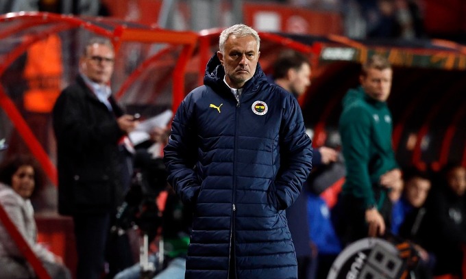 HLV Mourinho trong trận Fenerbahce hòa chủ nhà Twente 1-1 ở lượt hai vòng bảng Europa League ngày 3/10. Ảnh: Fenerbahce SK