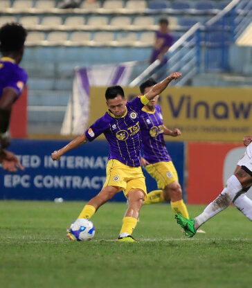 Nguyễn Văn Quyết (giữa) kiến tạo trong trận Hà Nội FC thắng Bình Dương 1-0, ở vòng tám V-League 2024-2025. Ảnh: Lâm Thỏa