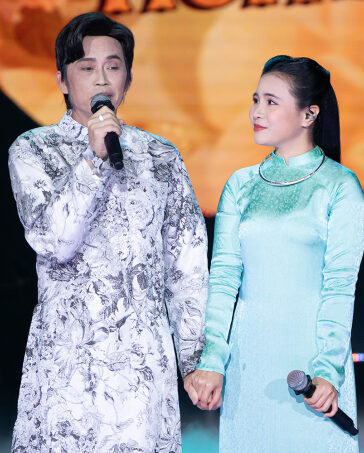Hoài Linh động viên Quỳnh Trang cố gắng giữ lửa đam mê ca hát như mẹ nuôi từng chỉ dạy. Ảnh: Thành Trung