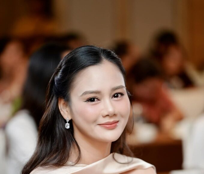 Diễn viên Huyền Sâm 37 tuổi, hiện mang quân hàm thiếu tá. Cô từng đóng loạt vai phụ hiền lành trong các phim như Hướng dương ngược nắng, 11 tháng 5 ngày, Sinh tử, Gia phả của đất, Sóng ngầm. Ảnh: Nhân vật cung cấp