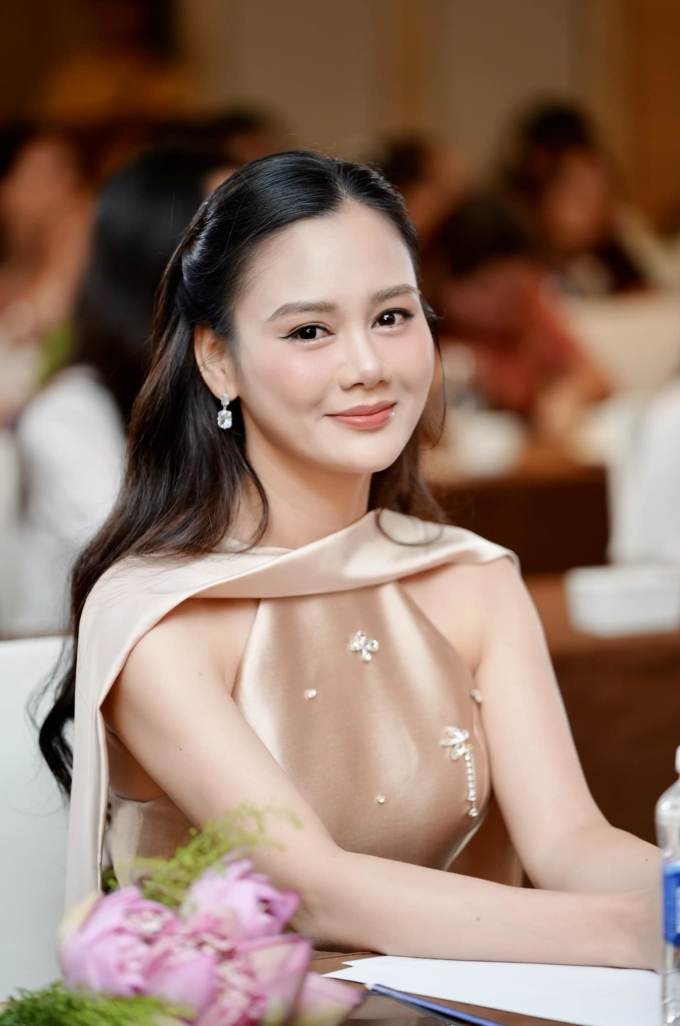 Diễn viên Huyền Sâm 37 tuổi, hiện mang quân hàm thiếu tá. Cô từng đóng loạt vai phụ hiền lành trong các phim như Hướng dương ngược nắng, 11 tháng 5 ngày, Sinh tử, Gia phả của đất, Sóng ngầm. Ảnh: Nhân vật cung cấp