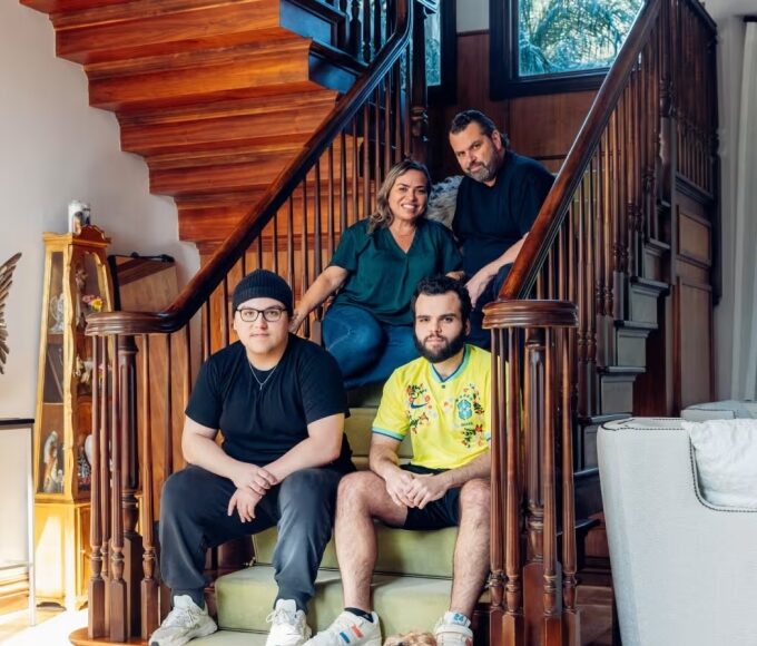 Vợ chồng Dan và hai con Daniel 25 tuổi và Benjamin, 19 tuổi, 19 tuổi. Ảnh: WSJ