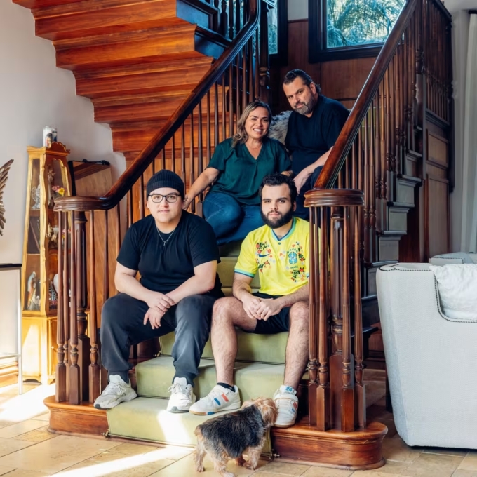 Vợ chồng Dan và hai con Daniel 25 tuổi và Benjamin, 19 tuổi, 19 tuổi. Ảnh: WSJ