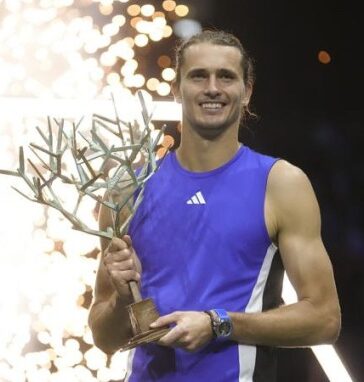 Zverev nâng cao danh hiệu Paris Masters ở sân Trung tâm tại tổ hợp Accor Arena, hôm 3/11. Ảnh: ATP