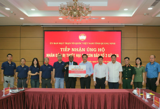 Đại sứ đặc mệnh toàn quyền Singapore tại Việt Nam (thứ 6 từ trái sang) và Tập đoàn Wilmar CLV trao tặng gói hỗ trợ khắc phục hậu quả bão Yagi với tổng giá trị 7 tỷ đồng cho Uỷ ban Mặt trận Tổ quốc tỉnh Quảng Ninh, trong đó bao gồm 2 tỷ đồng tiền mặt, hơn 84 tấn gạo cùng 54.800 đơn vị nhu yếu phẩm. Ảnh: Thanh Thảo