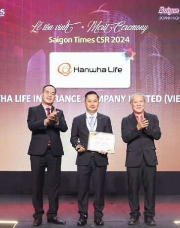 Ảnh: Ông Trần Văn Vàng nhận giải Doanh nghiệp vì cộng đồng 2024 tại Saigon Times CSR 2024 ngày 14/11. Ảnh: Hanwha Life Vietnam