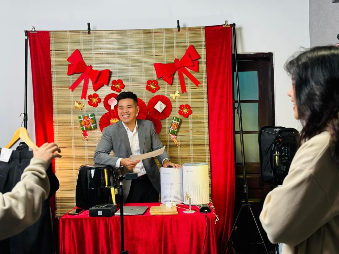 Hậu trường một phiên livestream của Minh Tuyển. Ảnh: NVCC