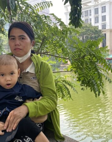 Chị Cải Thị Tình đưa con trai Cải Thanh Hứu, 5 tuổi, từ Hà Giang xuống Bệnh viện Nhi Trung ương điều trị bệnh bạch cầu cấp dòng lympho T (một dạng ung thư máu), trưa 11/10. Ảnh: Quỳnh Nguyễn