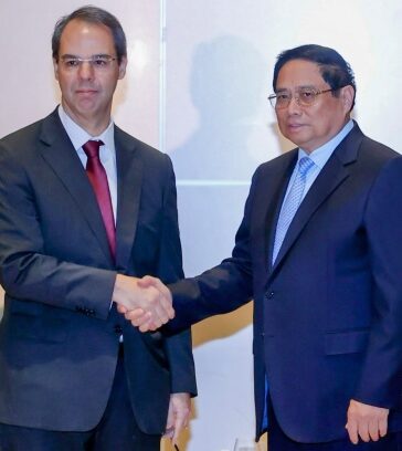 Thủ tướng Phạm Minh Chính và Phó Chủ tịch toàn cầu Embraer tại Rio de Janeiro, Brazil, ngày 17/11. Ảnh: Nhật Bắc