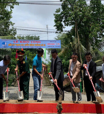 Lễ khởi công cầu 414 tại xã Thạnh Mỹ, huyện Vĩnh Thạnh, TP Cần Thơ, với tổng vốn đầu tư xây dựng 856 triệu đồng, trong đó Quỹ Hy vọng tài trợ 170 triệu đồng. Ảnh: T.A
