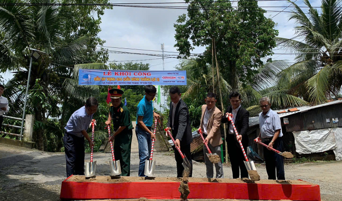 Lễ khởi công cầu 414 tại xã Thạnh Mỹ, huyện Vĩnh Thạnh, TP Cần Thơ, với tổng vốn đầu tư xây dựng 856 triệu đồng, trong đó Quỹ Hy vọng tài trợ 170 triệu đồng. Ảnh: T.A