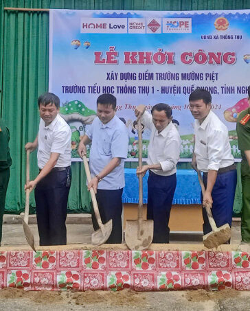 Đại biểu thực hiện nghi thức động thổ khởi công điểm trường Mường Piệt, sáng 3/10. Ảnh: Hùng Lê