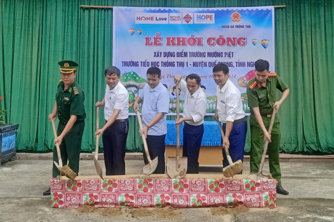 Đại biểu thực hiện nghi thức động thổ khởi công điểm trường Mường Piệt, sáng 3/10. Ảnh: Hùng Lê