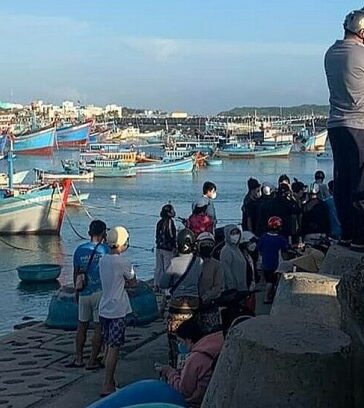 Bãi kè Lăng Cô, xã Tam Thanh, nơi người dân địa phương phát hiện thi thể nạn nhân, chiều 3/11. Ảnh: Linh Phú
