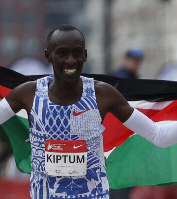 Kelvin Kiptum chạy mừng chiến thắng ở Chicago Marathon 2023 ngày 8/10/2023. Ảnh: AFP