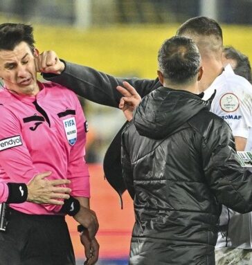 Chủ tịch Ankaragucu, Koca đấm trọng tài Meler sau trận hòa Rizespor 1-1 ở vòng 15 giải vô địch Thổ Nhĩ Kỳ tối 11/12/2023, trên sân Eryaman. Ảnh: AA