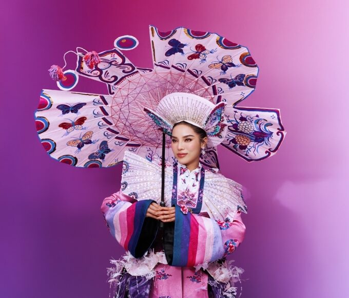 Kỳ Duyên thể hiện hình ảnh người phụ nữ thanh lịch, e ấp qua bộ trang phục. Ảnh: Trần Hoàng Vũ