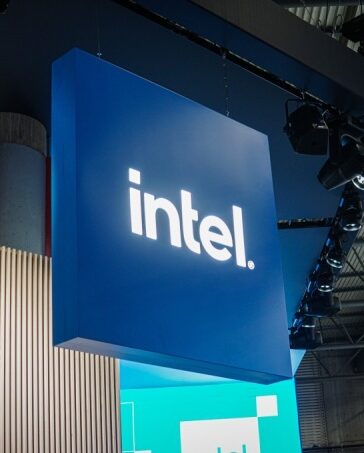 Logo Intel tại triển lãm MWC, tháng 2/2023. Ảnh: Lưu Quý