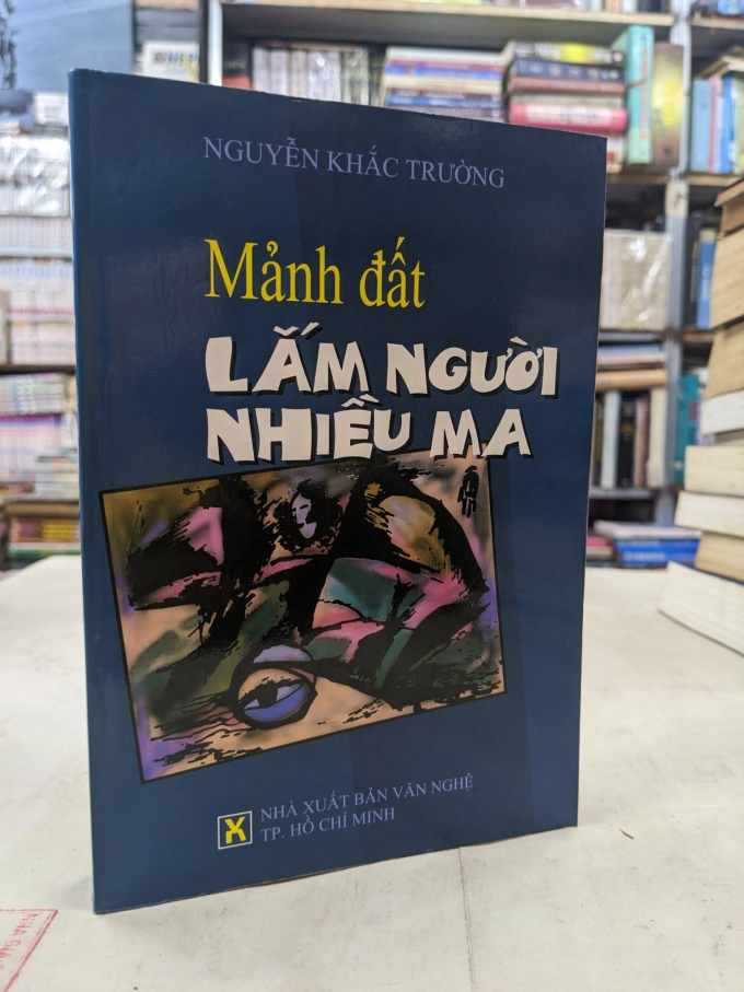 Cuốn Mảnh đất lắm người nhiều ma của Nguyễn Khắc Trường, Nhà xuất bản Văn nghệ TP HCM ấn hành năm 2006. Ảnh: Momo Bookstore
