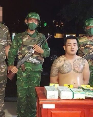 Điều bị lực lượng chức năng bắt giữ khi đang vượt biên cùng 4kg ma túy. Ảnh: Nguyễn Khánh