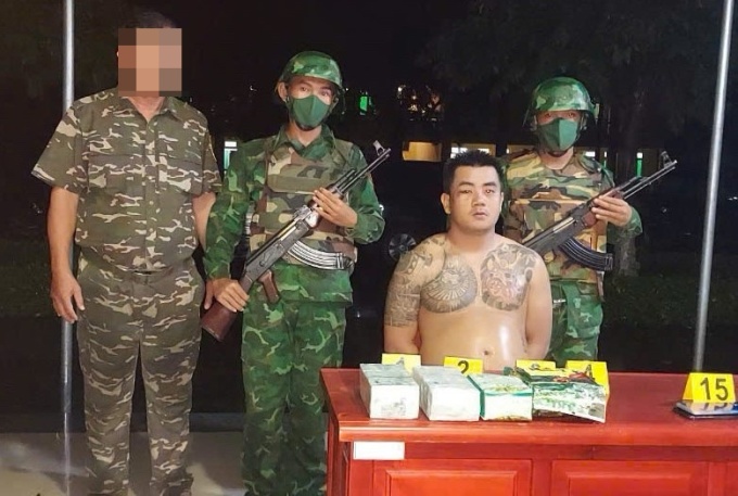 Điều bị lực lượng chức năng bắt giữ khi đang vượt biên cùng 4kg ma túy. Ảnh: Nguyễn Khánh