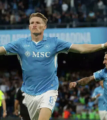 McTominay (trái) mừng bàn mở tỷ số ngay phút đầu trận Napoli gặp Como trên sân Diego Armando Maradona, thành phố Naples, xứ Campania, Italy, trận sớm nhất vòng 7 Serie A tối 4/10/2024. Ảnh: AP