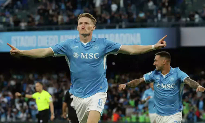 McTominay (trái) mừng bàn mở tỷ số ngay phút đầu trận Napoli gặp Como trên sân Diego Armando Maradona, thành phố Naples, xứ Campania, Italy, trận sớm nhất vòng 7 Serie A tối 4/10/2024. Ảnh: AP