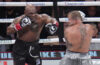 Mike Tyson (trái) trong trận đánh với Jake Paul ở sân AT&T, thành phố Arlington, bang Texas, Mỹ, tối 15/11/2024. Ảnh: AP