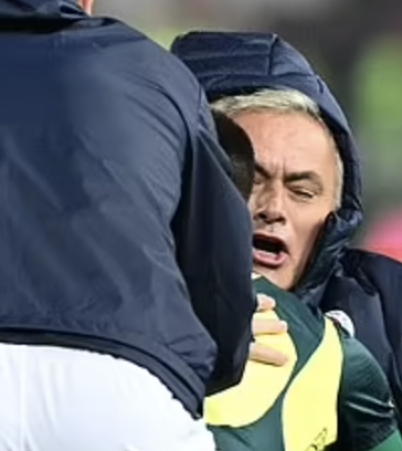 Mourinho (phải) mừng bàn trong trận Fenerbahce gặp Trabzonspor trên sân Papara Park, thành phố Trabzon, Thổ Nhĩ Kỳ tối 3/11/2024. Ảnh: Anadolu