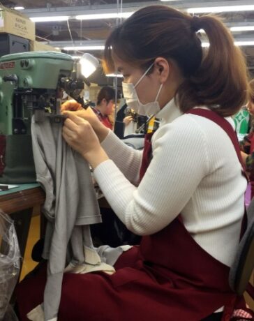 Thực tập sinh Việt Nam làm việc trong nhà máy dệt kim ở Mitsuke, tỉnh Niigata, ngày 26/2/2019. Ảnh: Reuters