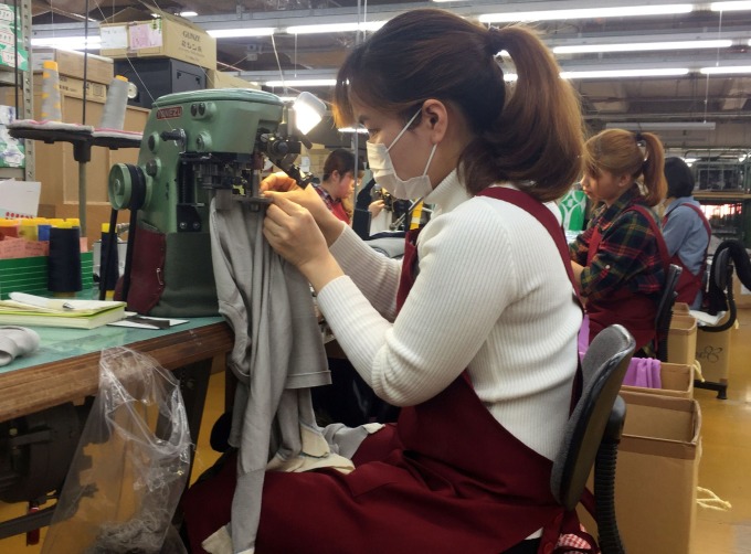 Thực tập sinh Việt Nam làm việc trong nhà máy dệt kim ở Mitsuke, tỉnh Niigata, ngày 26/2/2019. Ảnh: Reuters