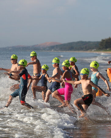 Các em nhỏ thi đấu cự ly cho trẻ em ở DNSE Aquaman Vietnam 2023 trên biển Phan Thiết. Ảnh: AV